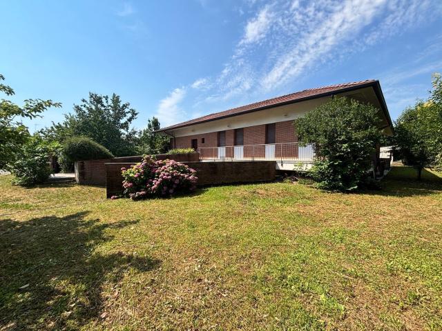 Villetta bifamiliare in vendita di 291 m² in Via Belluno, 17