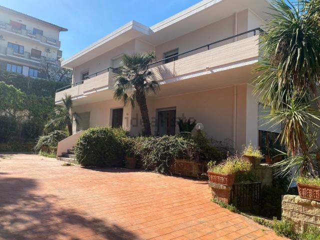 Villetta bifamiliare in vendita di 291 m² in Via Gran Sasso, 3
