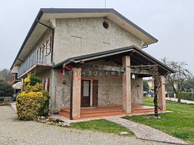 Villetta bifamiliare in vendita di 292 m² in Via Ludovico Ariosto