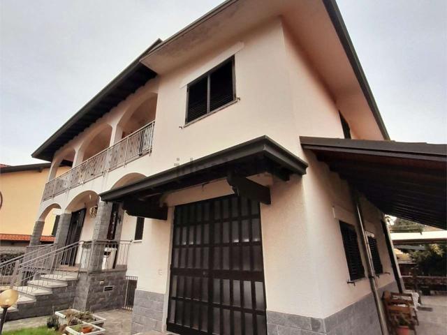 Villetta bifamiliare in vendita di 294 m² in Via G. Pascoli, 67