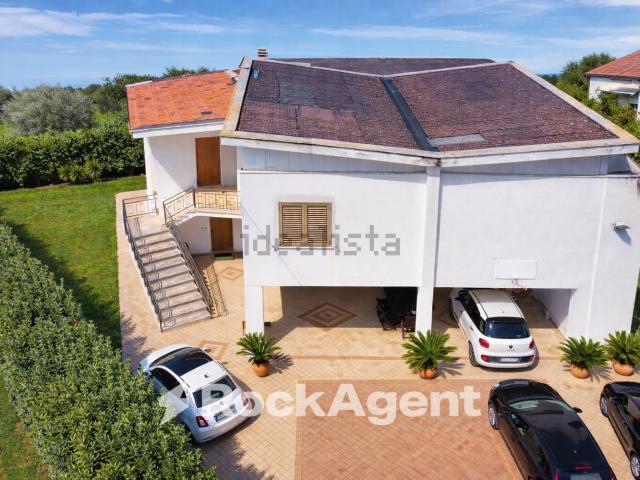 Villetta bifamiliare in vendita di 294 m² in Via Indipendenza, 76