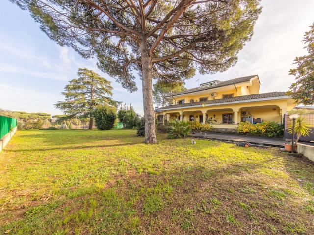 Villetta bifamiliare in vendita di 294 m² in Via Paolo Monelli, 11