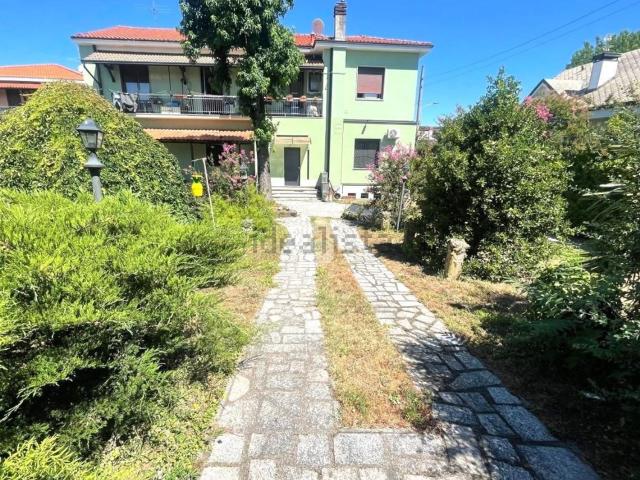 Villetta bifamiliare in vendita di 295 m² in Via Adua, 1