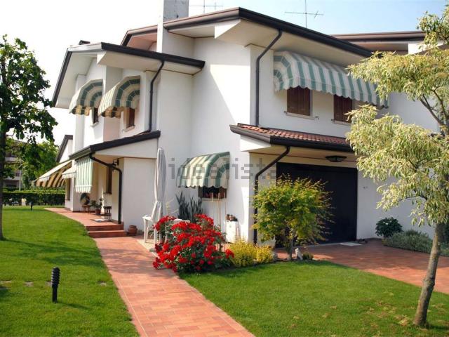Villetta bifamiliare in vendita di 282 m² in Via Federico Masarin