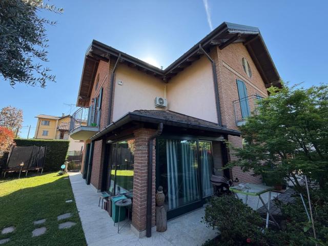 Villetta bifamiliare in vendita di 295 m² in Via Oslavia, 3