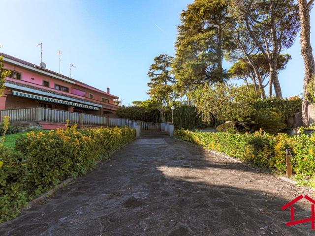 Villetta bifamiliare in vendita di 295 m² in Via Ottavio Morisani, 50