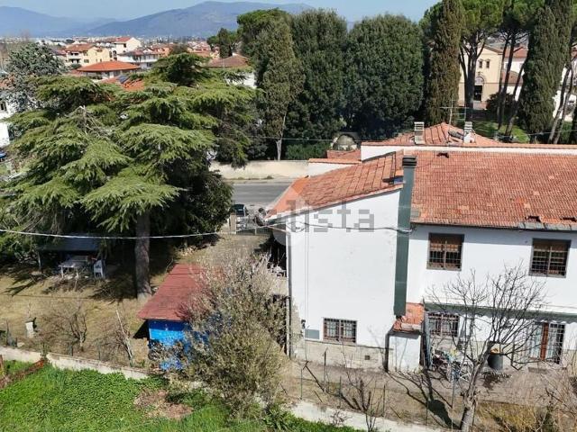 Villetta bifamiliare in vendita di 296 m² in Via Pistoiese, 127