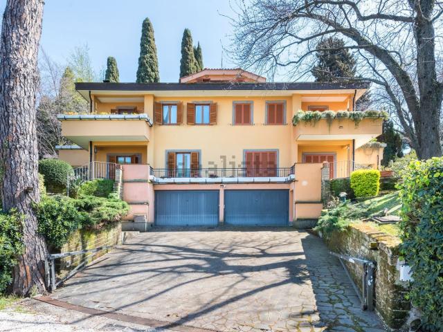Villetta bifamiliare in vendita di 298 m² in Via della Cipriana, 23
