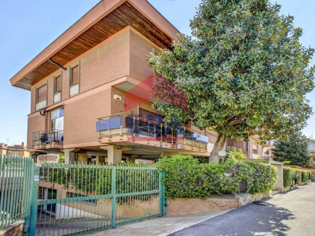 Villetta bifamiliare in vendita di 299 m² in Via Daniele da Samarate, 22