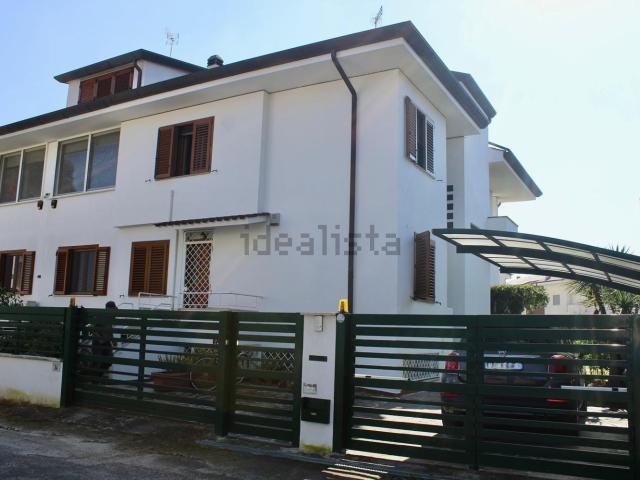 Villetta bifamiliare in vendita di 299 m² in Via Pyre, 50