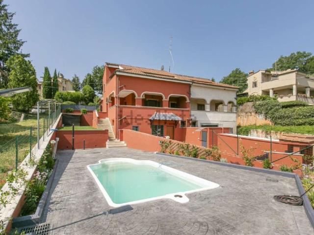 Villetta bifamiliare in vendita di 200 m² in Località Valle Spadana Viale Adriatico