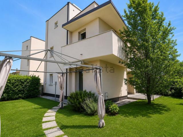 Villetta bifamiliare in vendita di 200 m² in Strada di Vigheffio, 26