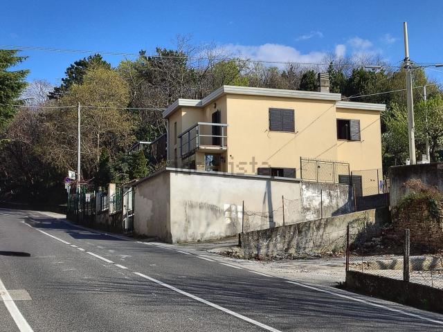 Villetta bifamiliare in vendita di 200 m² in Strada di Fiume, 325