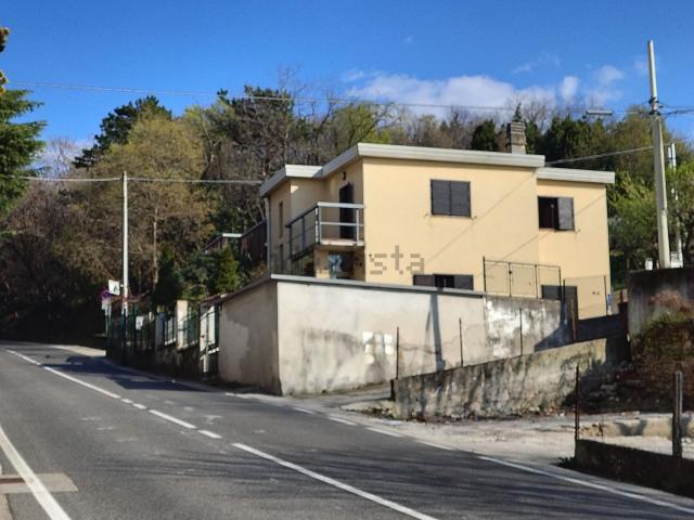 Villetta bifamiliare in vendita di 200 m² in Strada di Fiume, 325