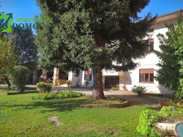 Villetta bifamiliare in vendita di 200 m² in Strada Senza Nome, 250