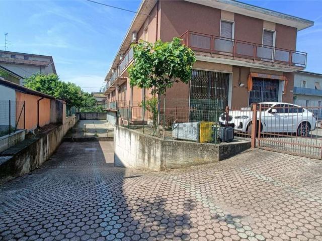 Villetta bifamiliare in vendita di 200 m² in Strada Statale 10 Padana Inferiore