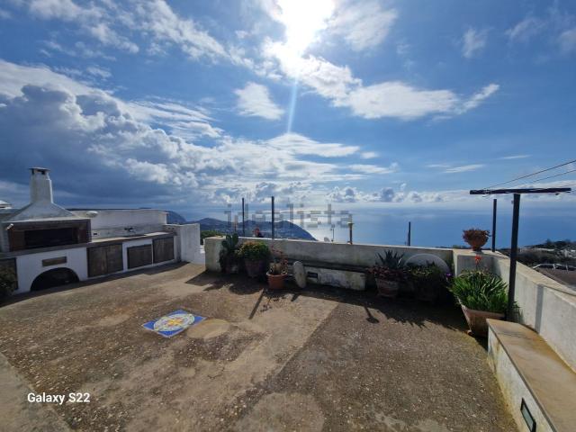 Villetta bifamiliare in vendita di 200 m² in Via Venanzio Iacono