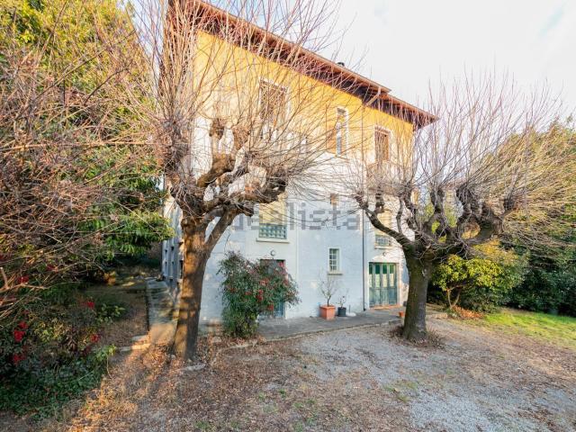 Villetta bifamiliare in vendita di 200 m² in Via viggiù, 9