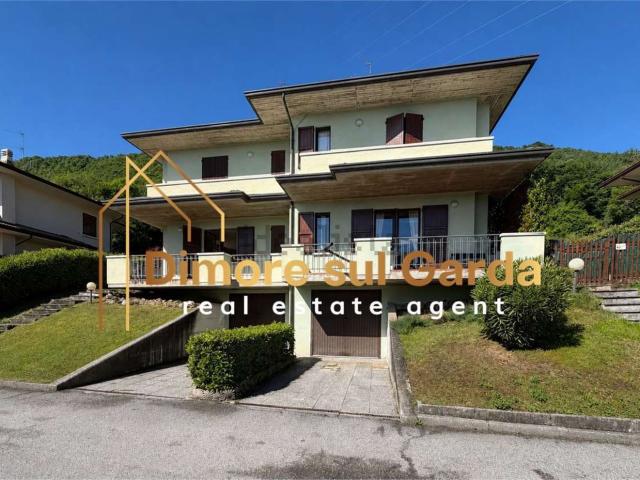 Villetta bifamiliare in vendita di 200 m² in Via Villa