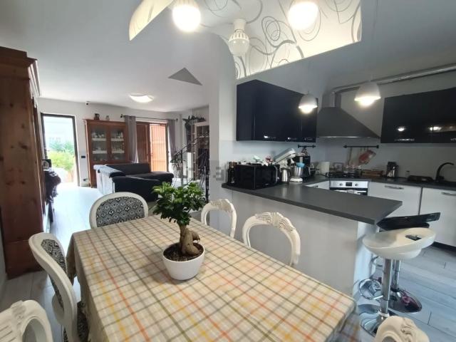 Villetta bifamiliare in vendita di 200 m² in Via Villafranca, 472