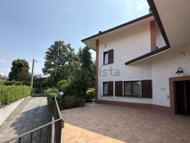 Villetta bifamiliare in vendita di 200 m² in Via Villaggio Belvedere, 14