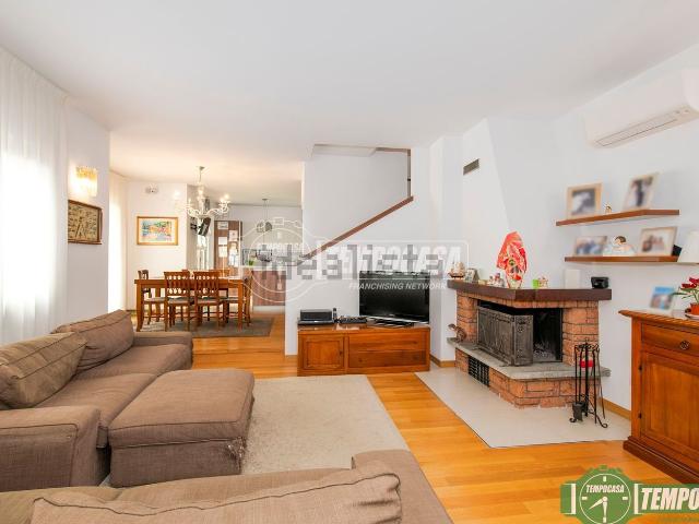 Villetta bifamiliare in vendita di 200 m² in Via Volturno, 55