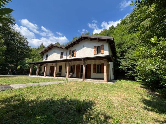 Villetta bifamiliare in vendita di 200 m² in Via Aostana, 4
