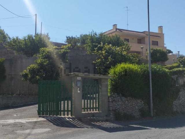 Villetta bifamiliare in vendita di 200 m² in Via Alberobello