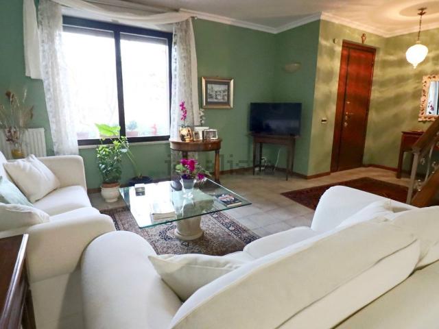 Villetta bifamiliare in vendita di 200 m² in Via Aldo Moro