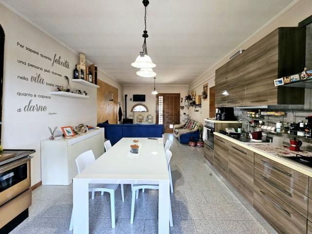 Villetta bifamiliare in vendita di 200 m² in Via Braggio