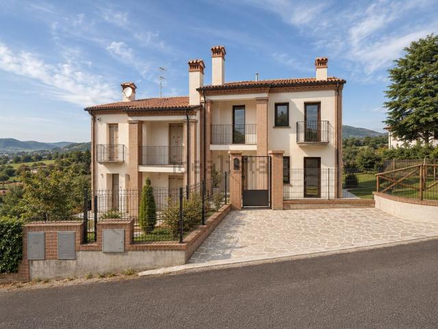 Villetta bifamiliare in vendita di 200 m² in Via Cà Bianche