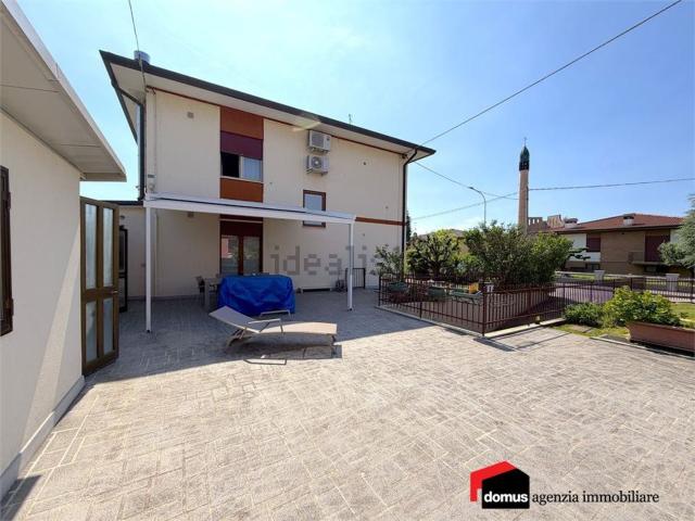 Villetta bifamiliare in vendita di 200 m² in Via Cà Castelle
