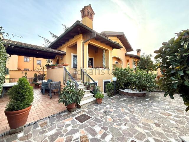 Villetta bifamiliare in vendita di 200 m² in Via Cesare Dobici