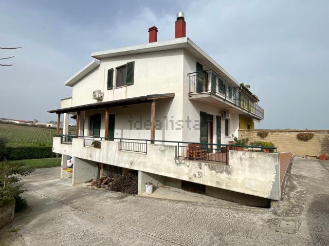 Villetta bifamiliare in vendita di 200 m² in Via Cinque Olivi, 1