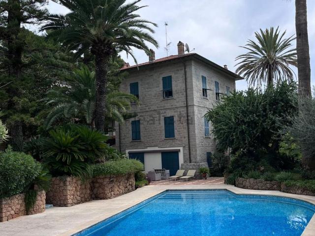 Villetta bifamiliare in vendita di 200 m² in Via Conca Verde