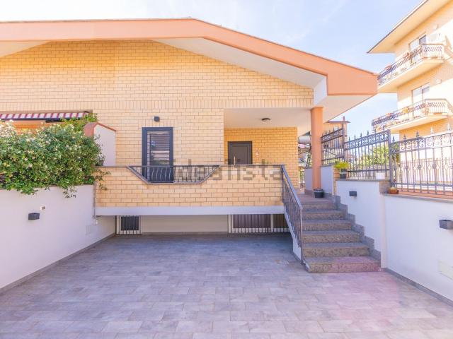 Villetta bifamiliare in vendita di 200 m² in Via Collepasso, 12