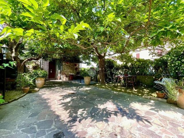 Villetta bifamiliare in vendita di 200 m² in Via Cornocchio, 29