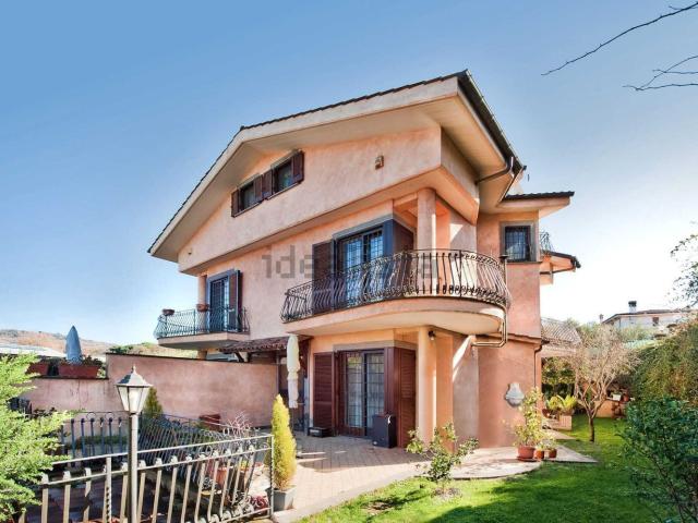 Villetta bifamiliare in vendita di 200 m² in Via dei Ciclamini, 25