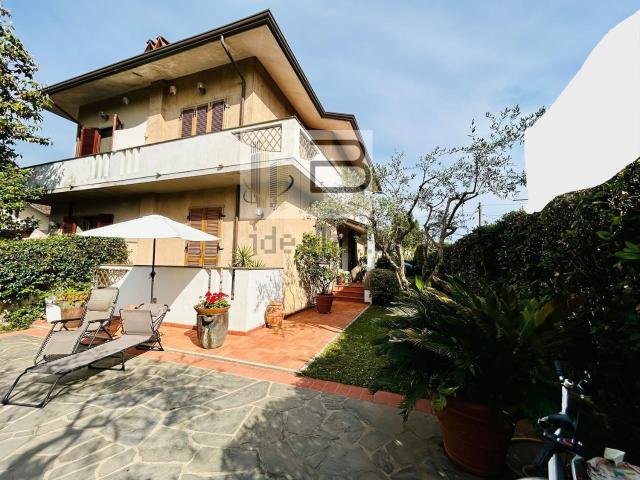 Villetta bifamiliare in vendita di 200 m² in Via dei ciliegi