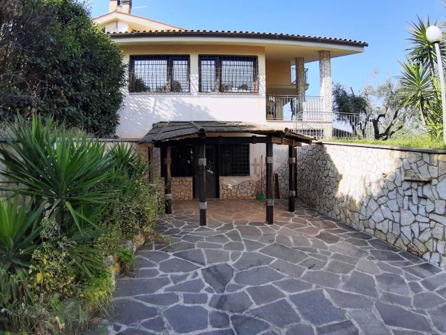 Villetta bifamiliare in vendita di 200 m² in Via dei Monteroni