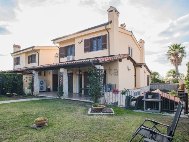 Villetta bifamiliare in vendita di 200 m² in Via del Fontanile di Mezzaluna