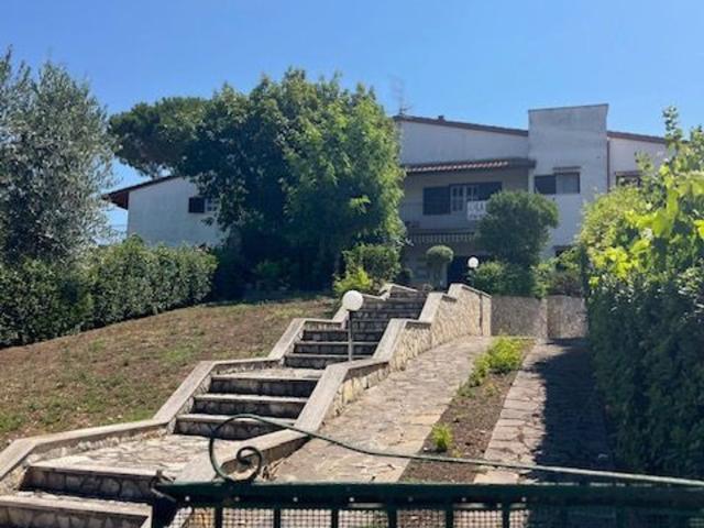 Villetta bifamiliare in vendita di 200 m² in Via del Poggio, 12