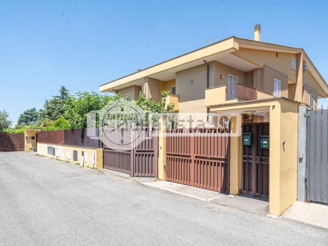 Villetta bifamiliare in vendita di 200 m² in Via della Marranella di Marino, 136