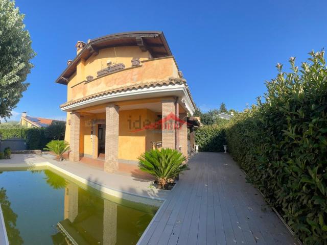 Villetta bifamiliare in vendita di 200 m² in Via delle Mimose