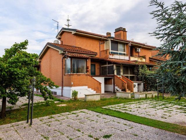 Villetta bifamiliare in vendita di 200 m² in Via Ermogene