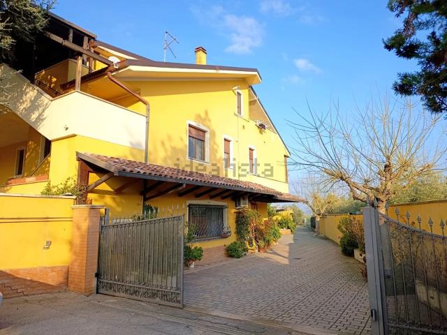 Villetta bifamiliare in vendita di 200 m² in Via Fantascione