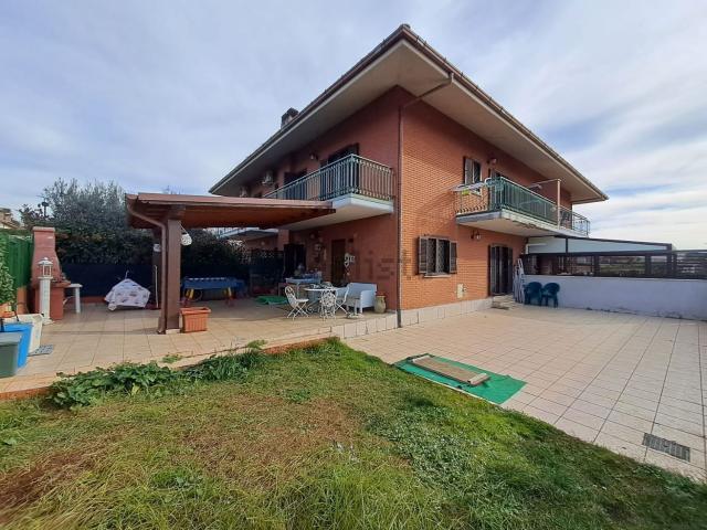 Villetta bifamiliare in vendita di 200 m² in Via Fausto Gullo, 14