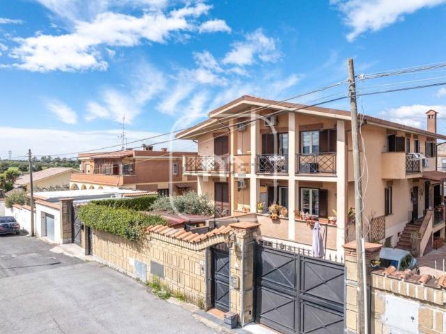 Villetta bifamiliare in vendita di 200 m² in Via Fiordimonte