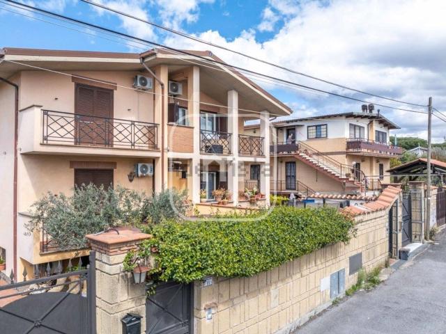 Villetta bifamiliare in vendita di 200 m² in Via Fiordimonte