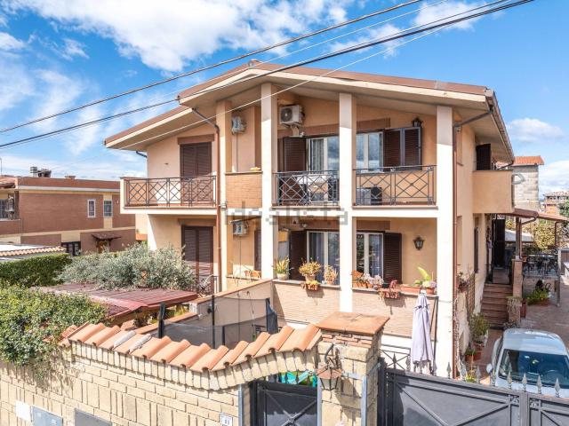 Villetta bifamiliare in vendita di 200 m² in Via Fiordimonte